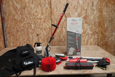 une photo d'une table sur laquelle sont posés des outils