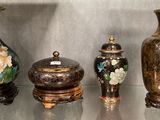 cinq vases exposés sur une table en verre