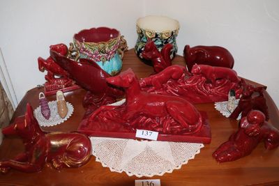 de nombreuses figurines rouges posées sur une table en bois