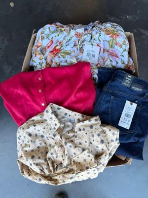 une boîte pleine de vêtements posée sur le sol