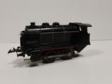 un petit train sur une surface blanche avec un fond blanc