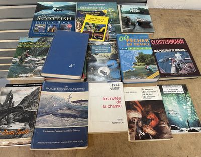 beaucoup de livres posés sur un banc