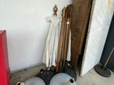 deux parapluies et deux porte-parapluies dans un coin du garage