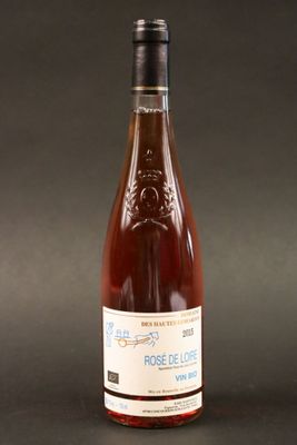 une bouteille de vin posée sur une table