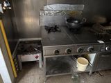 une photo d'une cuisine avec une cuisinière et une casserole posée dessus