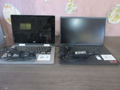 deux ordinateurs portables posés sur une table