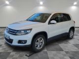 Le SUV Volkswagen blanc est garé dans une grande pièce.
