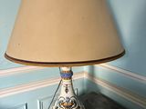 une lampe posée sur une table dans une pièce