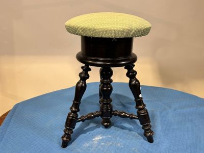 Tabouret de piano tripode en bois teinté noir, l'assise en t…