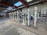 de nombreuses machines qui sont entreposées dans un bâtiment