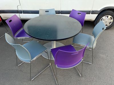 1 Table ronde plateau noir Diam 120 x H 75 cm piètement cent…