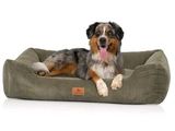 un chien allongé sur un panier pour chien