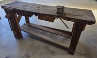 Établi ancien en bois avec 2 étaux dont 1 de L : 30 cm, 2 ti…