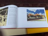 un livre ouvert sur lequel figure l'image d'un bâtiment