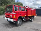 un camion de pompiers rouge garé sur un parking