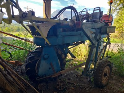 un tracteur qui est à l'arrêt dans la terre