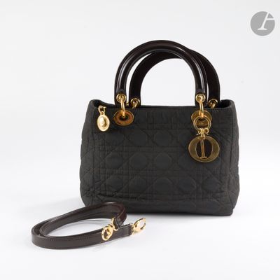 un sac à main noir avec des finitions dorées et une bandoulière marron