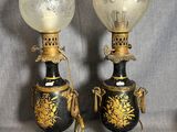 deux lampes posées sur une table