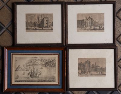 trois photos encadrées représentant un bâtiment et un bateau, posées sur un sol carrelé