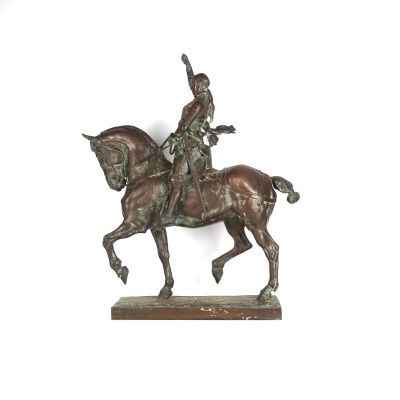 une statue en bronze représentant un homme à cheval
