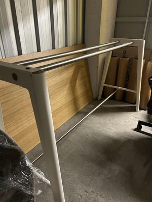 une photo d'une table dans une pièce où se trouvent de nombreuses boîtes