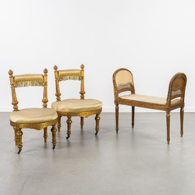 trois chaises et un banc dans une pièce aux murs blancs