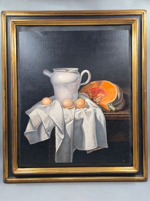 une peinture représentant une cruche blanche posée sur une table, à côté d'un cantaloup