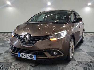 l'avant d'une voiture marron est garé sur un sol à damier