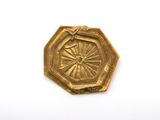 une image représentant une assiette en or ornée d'un motif floral