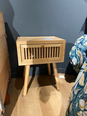 une petite table en bois surmontée d'un tiroir