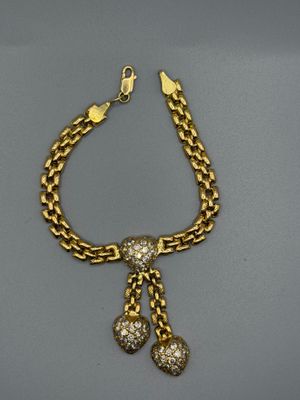 un collier à chaîne en or avec deux breloques et un maillon