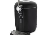 La cafetière noire est posée sur une surface blanche.