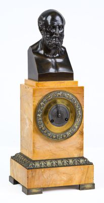 un buste d'homme assis au sommet d'une horloge