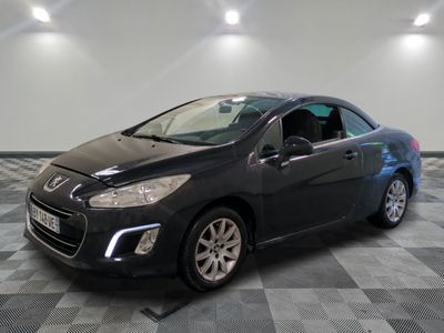 la voiture noire est garée dans le garage sur le sol en damier
