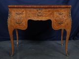 un bureau en bois avec des tiroirs et des tiroirs sur le dessus