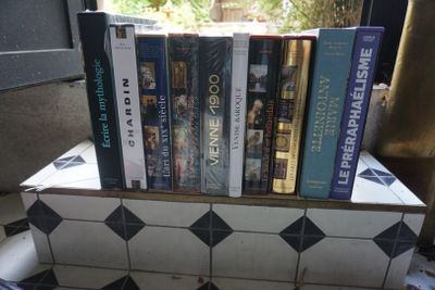 une pile de livres posée sur le rebord d'une fenêtre