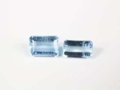 une paire de pierres précieuses de topaze bleue sur un fond blanc