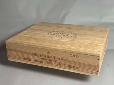 l'image d'une boîte en bois sur laquelle est apposée une étiquette