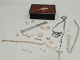 une boîte contenant tout un tas d'objets différents