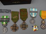 un assortiment de médailles et de médailles est exposé sur une table