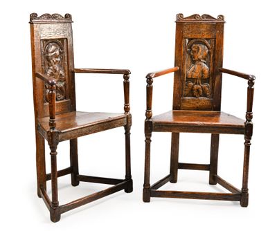 deux chaises en bois dont les dossiers sont sculptés