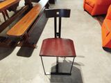 une chaise rouge et un banc en bois dans une pièce