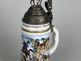 une chope de bière sur laquelle est représenté un homme à cheval