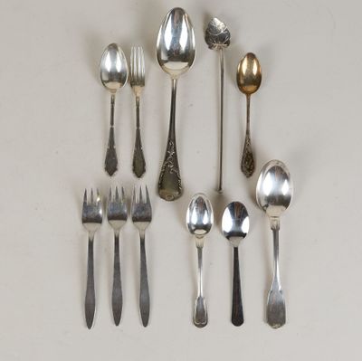 beaucoup de cuillères en argent et de cuillères sur la table