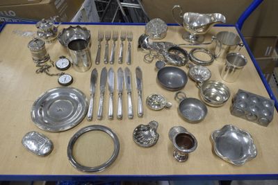 une table avec beaucoup d'argenterie
