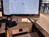 un bureau équipé d'un ordinateur et d'une imprimante