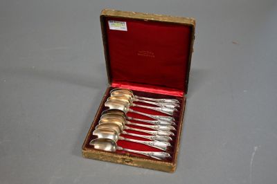 six cuillères dans une boîte posée sur une table