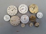 de nombreux types d'horloges différents posés sur la table