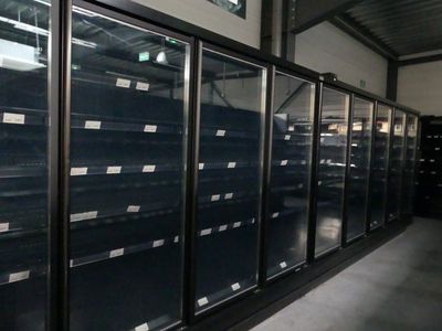 de nombreux réfrigérateurs vides qui se trouvent dans une grande pièce