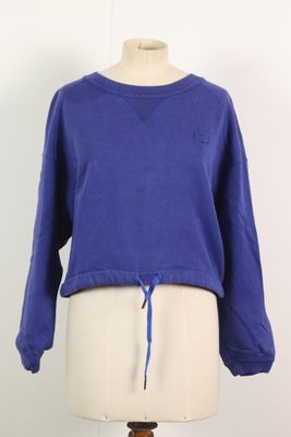 un gros plan sur le torse d'un mannequin vêtu d'un pull bleu